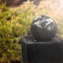 Königsbrunn Springbrunnen Solar 200 L/h LED Akku Basaltoptik -Einrichtungsgeschäft 10029040 yy 0003 ambient Blumfeldt Koenigsbrunn Solar Springbrunnen LED