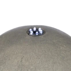 Trafalgar Gartenbrunnen 1,5m LED Fiberglas-Zement 4,5 Kg Ziersteine -Einrichtungsgeschäft 10031620 yy 0004 detail Blumfeldt Trafalgar Zierbrunnen Gartenbrunnen Tuff