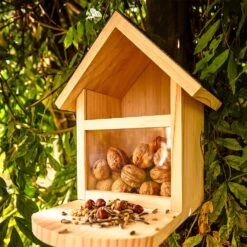 Futterhaus Für Eichhörnchen Spitzdach Kiefernholz Bitumen Unbehandelt 11 Futterhaus Für Eichhörnchen Spitzdach Kiefernholz Bitumen Unbehandelt -Einrichtungsgeschäft 10038048 yy 0003 logo