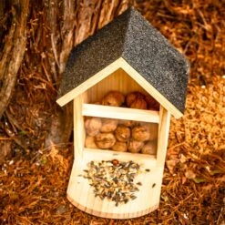 Futterhaus Für Eichhörnchen Spitzdach Kiefernholz Bitumen Unbehandelt 13 Futterhaus Für Eichhörnchen Spitzdach Kiefernholz Bitumen Unbehandelt -Einrichtungsgeschäft 10038048 yy 0005 logo