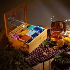 Teebox 6 Fächer 90 Teebeutel Kunststoff-Sichtfenster Bambus 11 Teebox 6 Fächer 90 Teebeutel Kunststoff-Sichtfenster Bambus -Einrichtungsgeschäft 10038069 yy 0003 logo