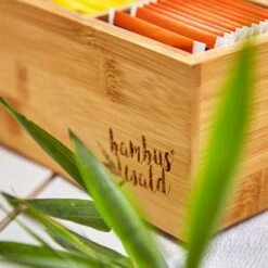 Teebox 6 Fächer 90 Teebeutel Kunststoff-Sichtfenster Bambus 14 Teebox 6 Fächer 90 Teebeutel Kunststoff-Sichtfenster Bambus -Einrichtungsgeschäft 10038069 yy 0006 logo